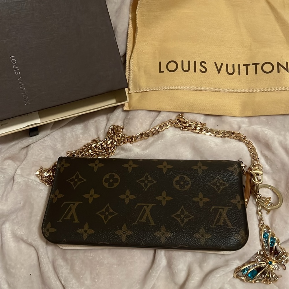 Authentic LV mono Rayures . Great condition . Comes with a box and dust bag . - Picture 5 of 5
